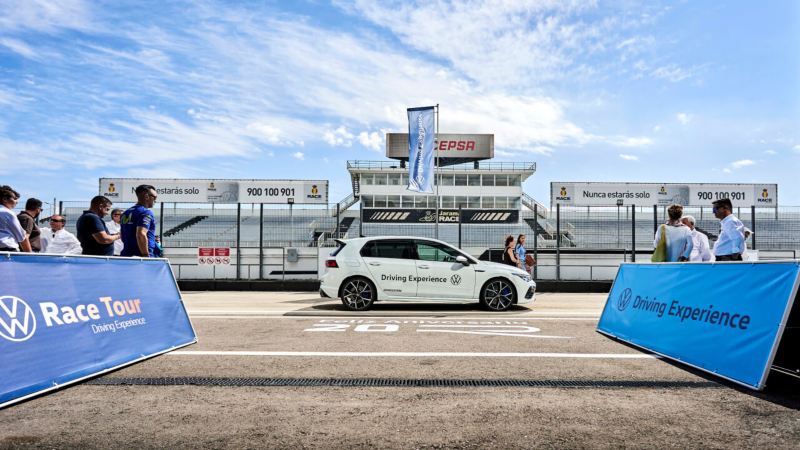 Un Volkswagen de driving experience a punto de comenzar la carrera en la pista de Jarama.