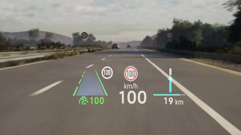 Vista de una carretera con unos logos de potencia