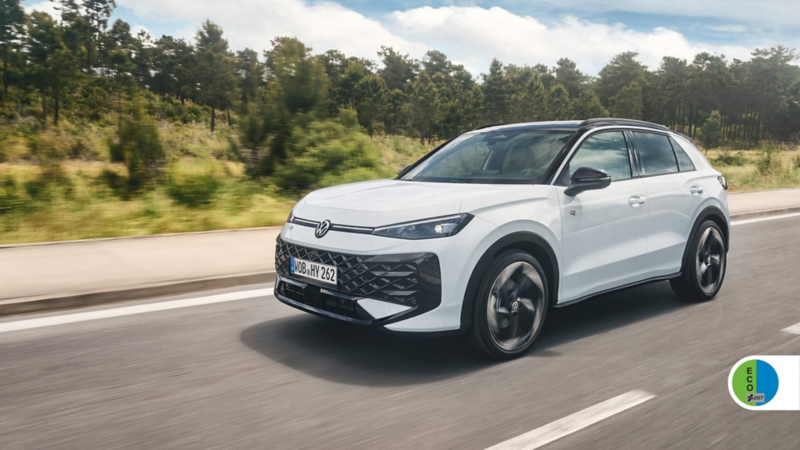 Volkswagen T-Roc HEV blanco en una carretera y la etiqueta ECO de la DGT