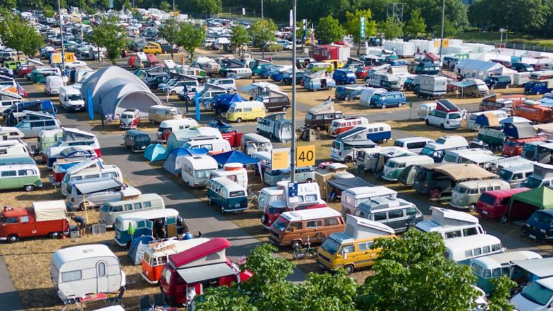 Utsikt över parkeringen som är full av VW husbilar