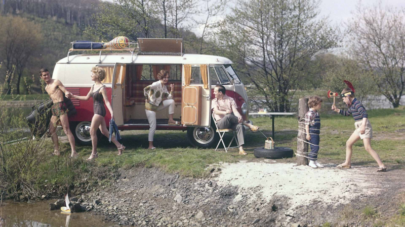 Bild från 1961 på familj på utflykt med sin Volkswagen Campingwagen