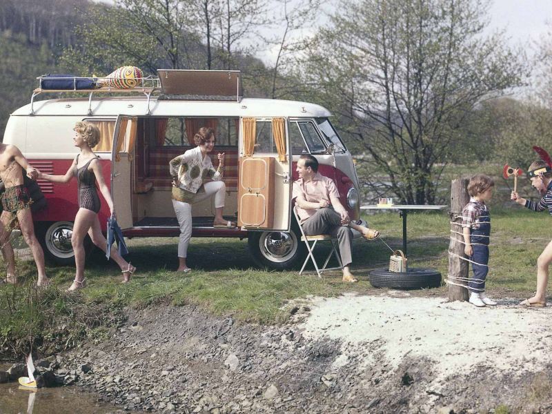 Bild från 1961 på familj på utflykt med sin Volkswagen Campingwagen