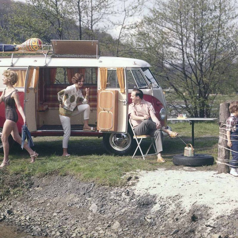 Bild från 1961 på familj på utflykt med sin Volkswagen Campingwagen