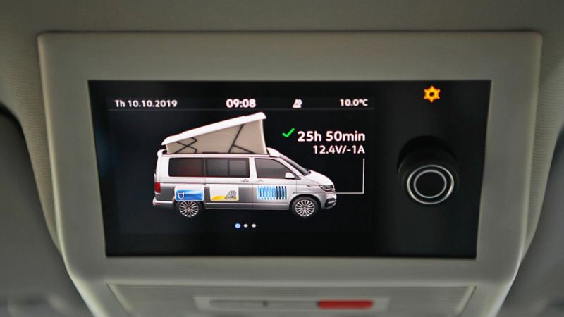 Campingdisplayen i nya VW California 6.1 med information om hur länge batterierna räcker bland annat