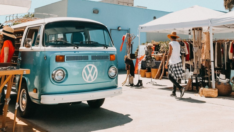 Combi VW, auto clásico estacionado en evento Combi-vencia celebrado en 2018
