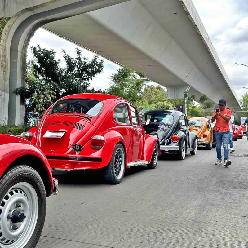 Caravana de Vochos en una avenida de Puebla.