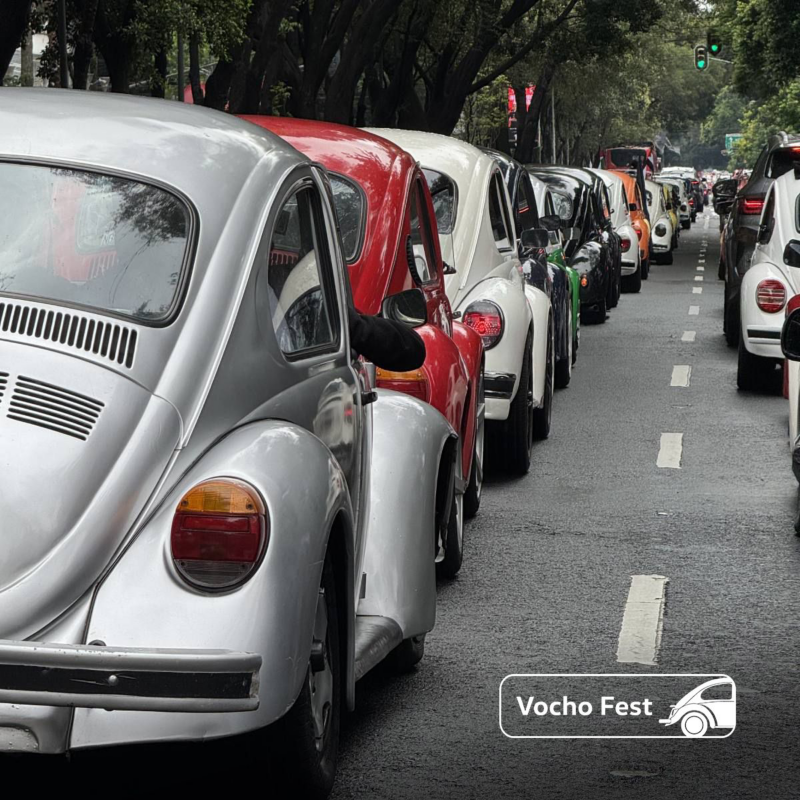 Caravana de vochos en la ciudad de Puebla dentro de la celebración del Día Mundial del Vocho 2025. 