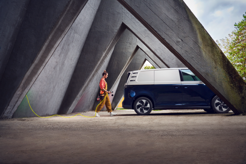 Un hombre cargando el VW el ID. Buzz Cargo.