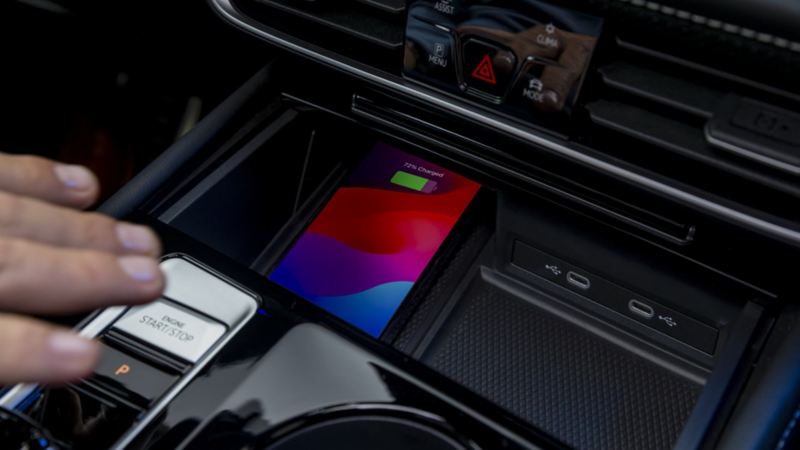 Cargador inalámbrico para celular en el interior de Volkswagen Cross Sport 2024. 