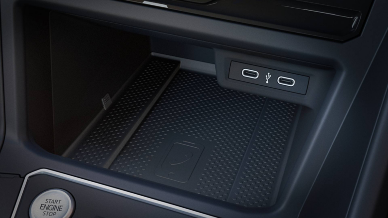 VW Nivus 2026 con cargador inalámbrico en el panel central y entradas tipo C.