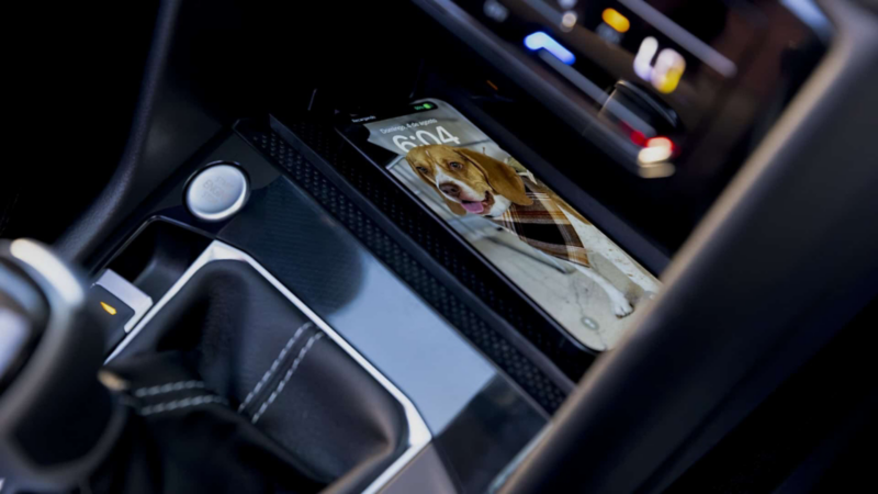Módulo de cargador inalámbrico para celulares en SUV Taos 2025. 
