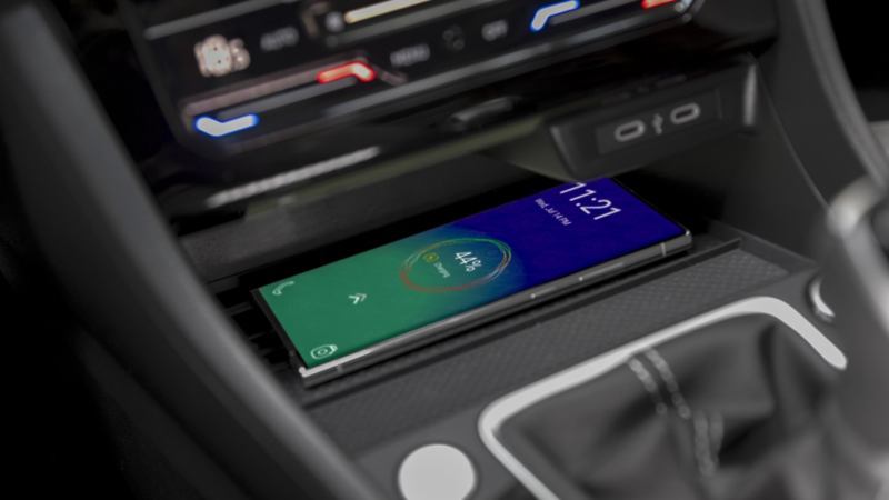 Cargador inalámbrico y entradas USB en el panel central de Volkswagen Jeta 2025 Sportline.