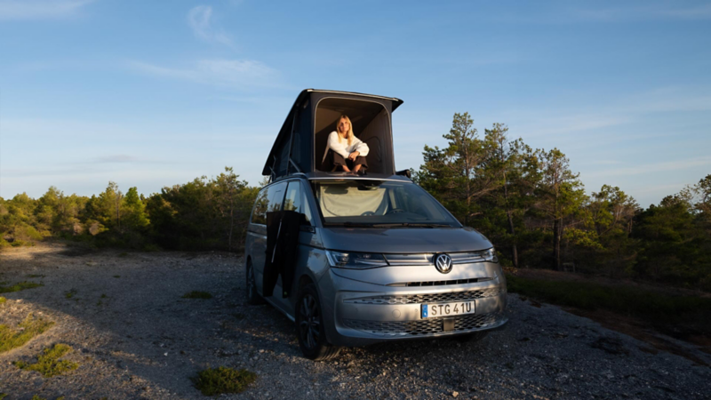 Carolinie i pop-taket i VW California husbil.