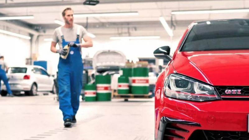 Carro deportivo adquiriendo mantenimiento en taller de servicio de Volkswagen
