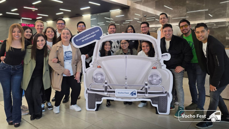 Equipo de Volkswagen México posa mientras celebran el Día Mundial del Vocho en Puebla. 