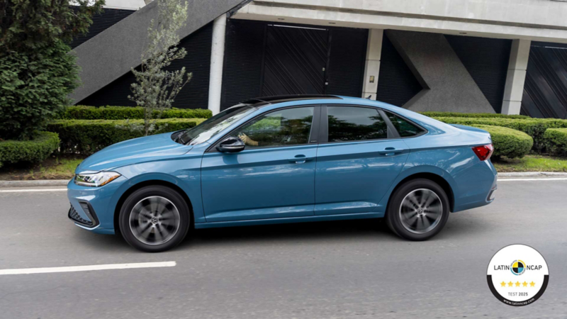Volkswagen Jetta 2025 estacionado afuera de una casa residencial, cercano a un camellón con jardineras.