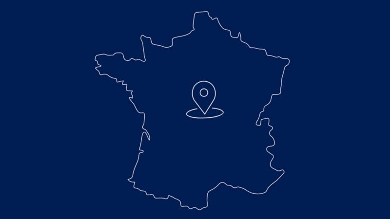 Silhouette de carte de France en blanc sur fond bleu.