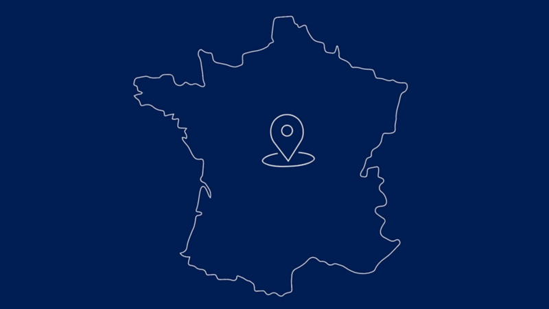 Silhouette de carte de France en blanc sur fond bleu.