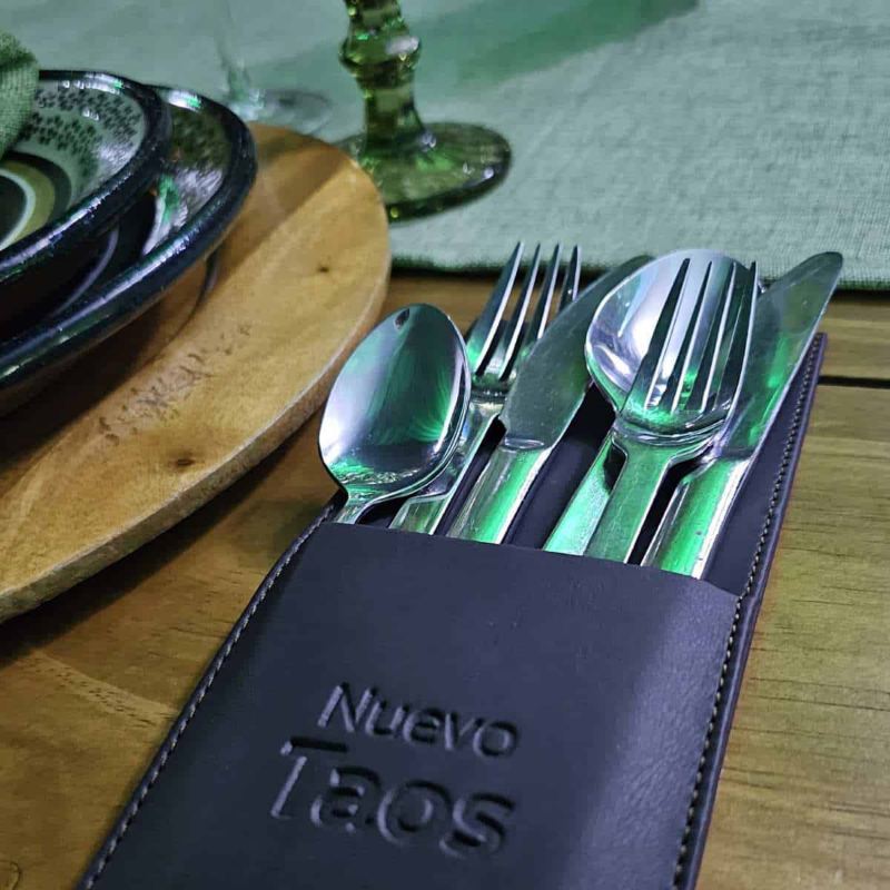 Cubiertos con funda que tiene en relieve las palabras "Nuevo Taos".