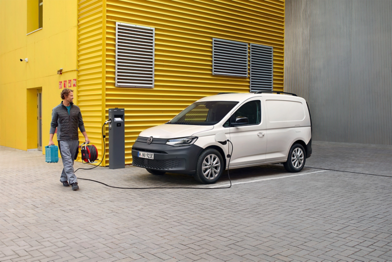 Hybrydowy Volkswagen Caddy Cargo podłączony do ładowania.