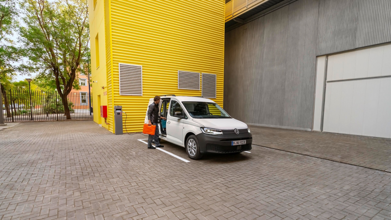Der Volkswagen Caddy Cargo wird von Handwerkern als Arbeitsfahrzeug genutzt.