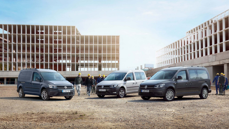 Trzy Volkswageny stoją obok placu budowy.