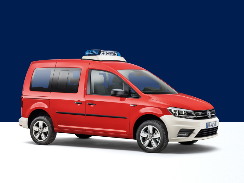 Ein zu einem Einsatzfahrzeug der Feuerwehr umgebauter VW Caddy Kombi.