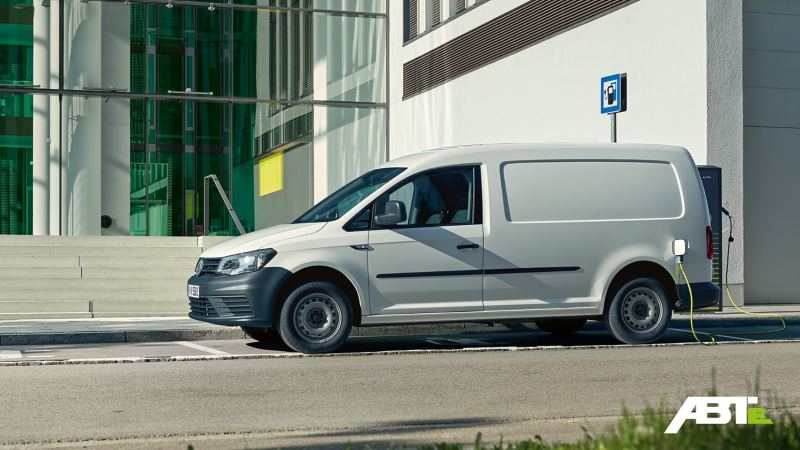En ABT e-Caddy står parkerad och laddas