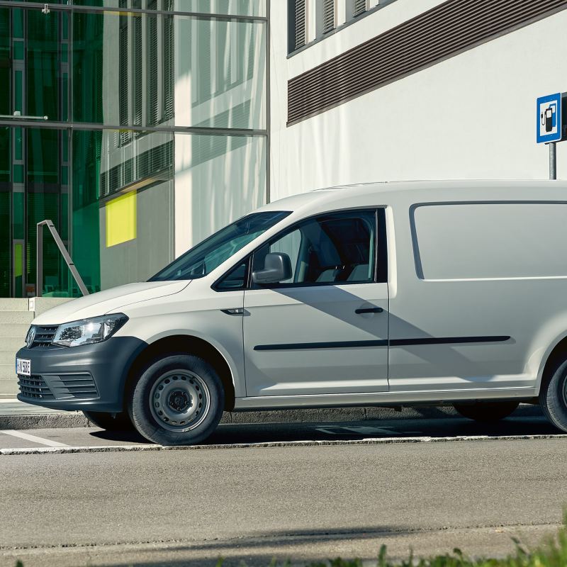 Volkswagen ABT e-Caddy elbil vid laddstation