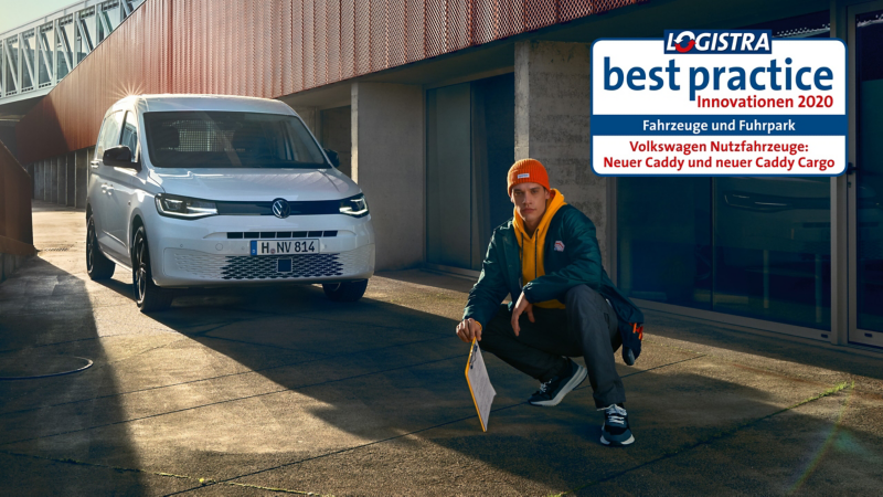 Hvid VW Caddy Cargo set skråt forfra.