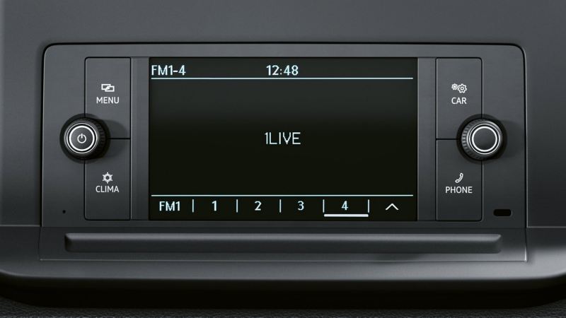 Dettaglio dell'impianto radio Composition Audio montato su un Nuovo Caddy Volkswagen.