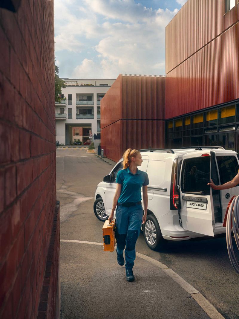 Nowy Volkswagen Caddy Cargo używany przez handlowców.