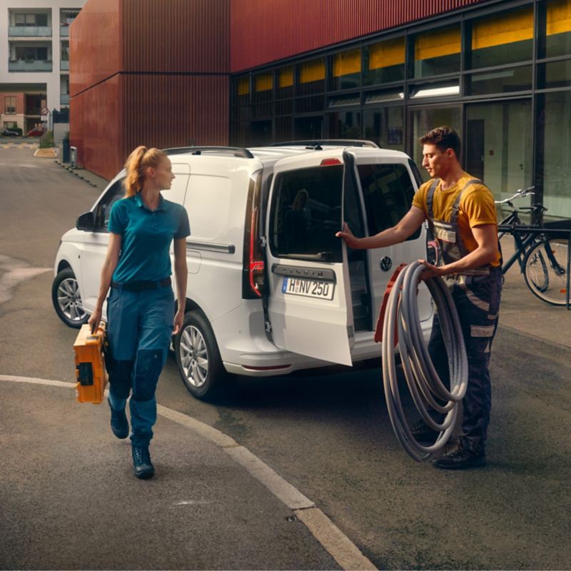 Man och kvinna vid en VW Caddy Cargo skåpbil