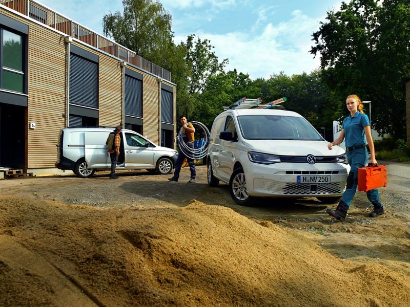 Il nuovo Volkswagen Caddy Cargo in azione in un cantiere. 