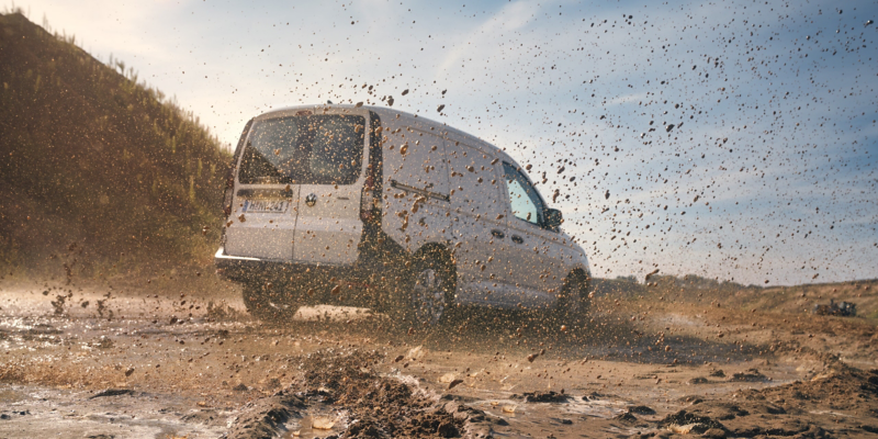 VW Caddy Cargo skåpbil på lerig väg