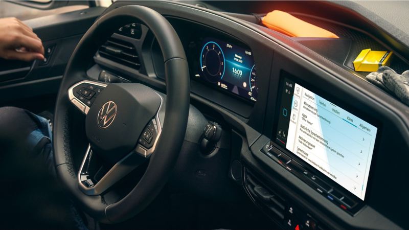 Dettaglio del volante, del sistema di infotainment e del display Cockpit da 10" di Nuovo Caddy Cargo Volkswagen.