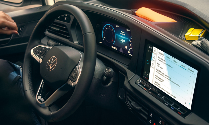 Nærbillede af rat og instrumentbræt i VW Caddy Cargo