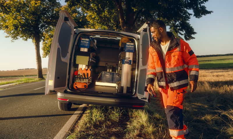 VW Caddy Cargo vid vägkant