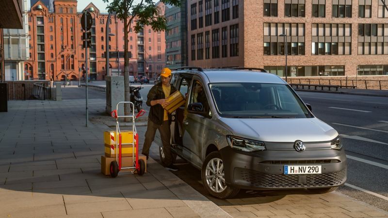 The VW Caddy Cargo is unloaded from the side.