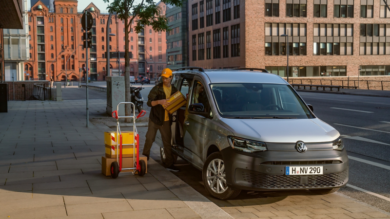 Ein VW Caddy Cargo wird seitlich entladen.