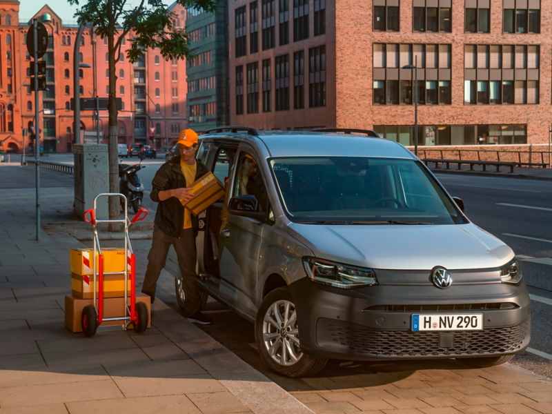 Ein VW Caddy Cargo wird seitlich entladen.