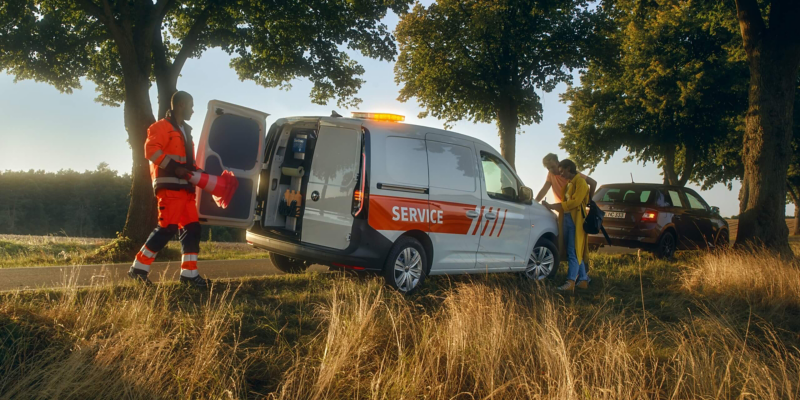 Ein Pannenhelfer räumt Hütchen in sein zur mobilen Werkstatt ausgebautem VW Caddy, am Rand einer Landstraße.