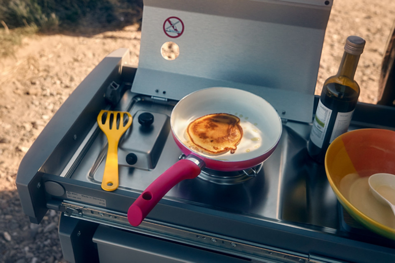 Ein Pfannkuchen wird auf der Miniküche des Caddy California zubereitet.