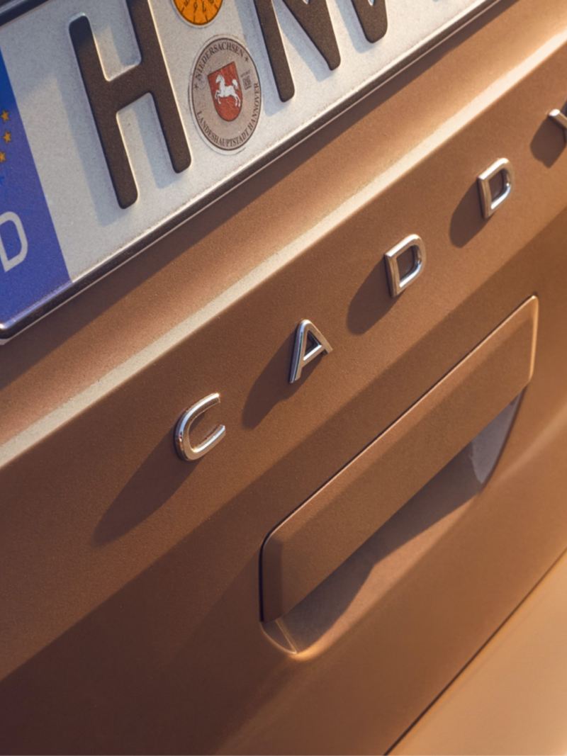 Het modelopschrift op de achterkant van de VW Caddy.