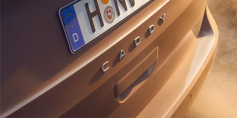 Primo piano del badge "Caddy" sul posteriore della monovolume Volkswagen.