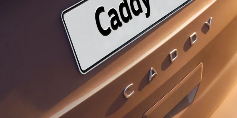 Der Modellschriftzug am Heck des VW Caddy.