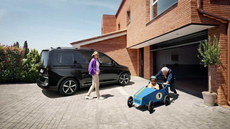 Volkswagen Caddy fermo sul vialetto di una casa