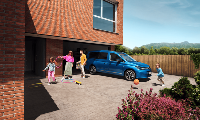 Widok VW Caddy z boku i z przodu.
