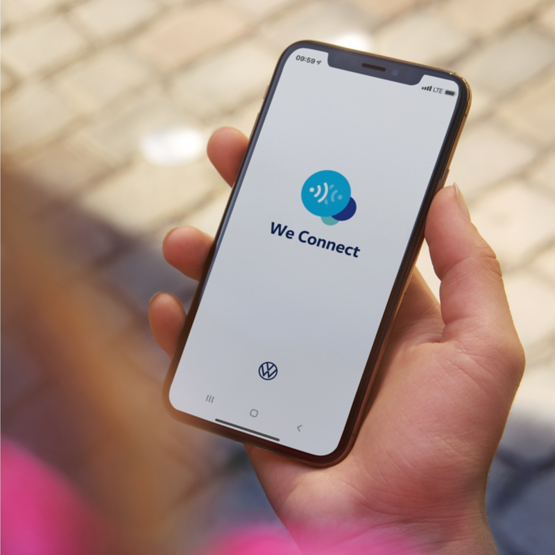 Smartphone med VW Connect App.