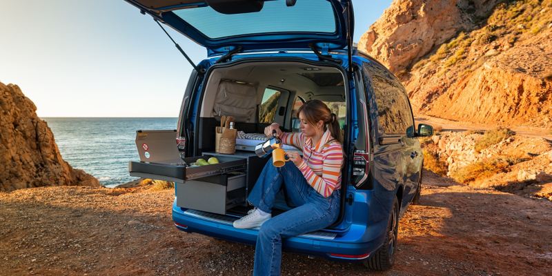 Kaffee trinken im VW Caddy California.